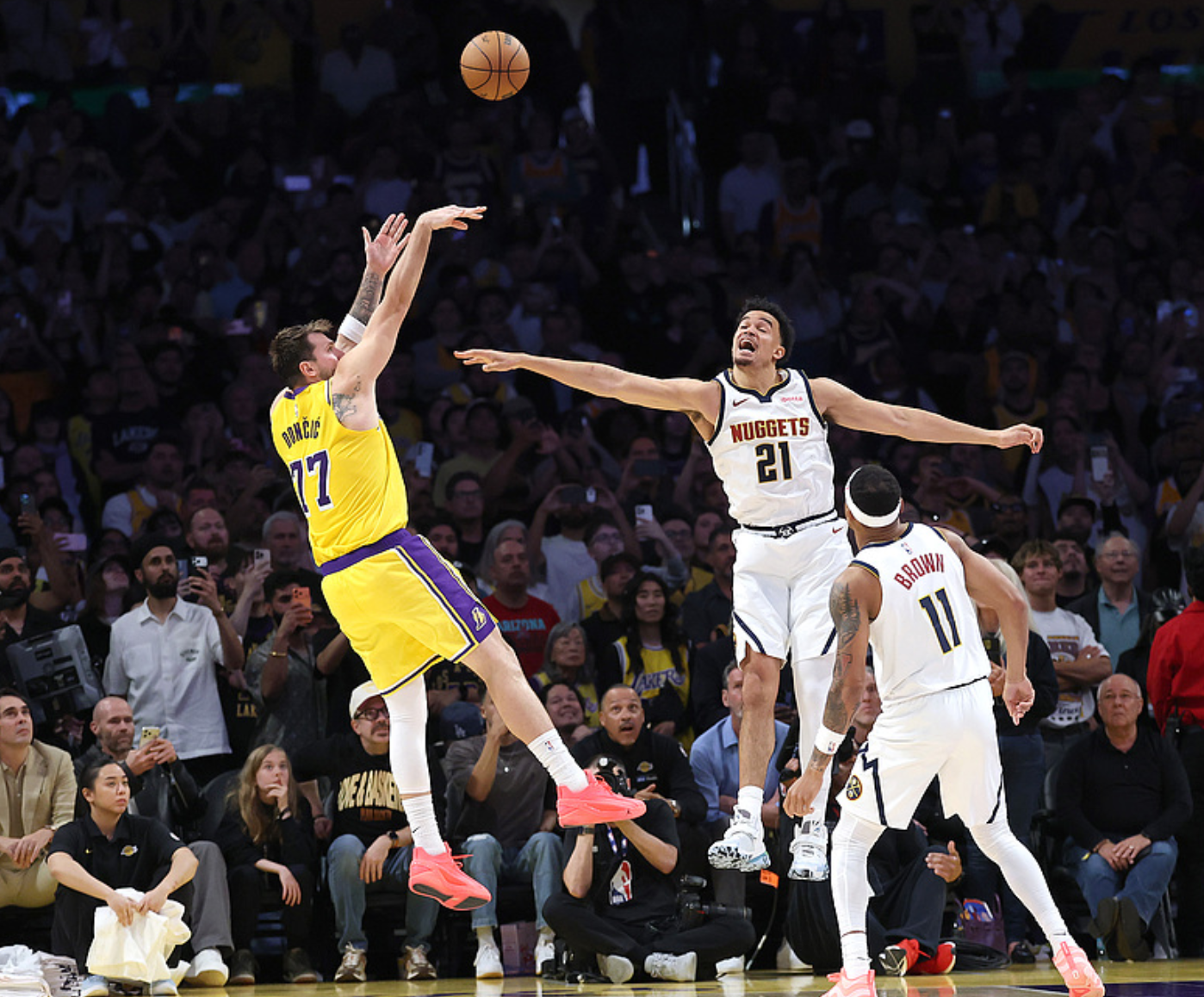 pp电子-西部排名又变了：湖人创NBA奇迹，勇士收大礼，4队排名互换