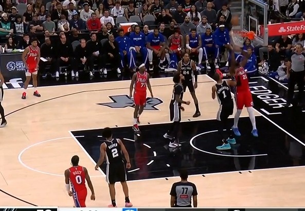 pp电子-还是得逞了！恩比德合球造犯规不成 自抛自扣最终获得罚球